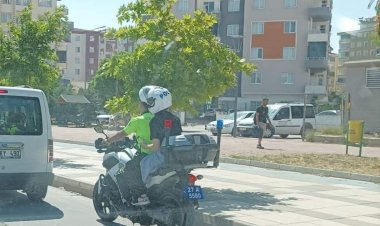 Geç kalan öğrenciyi polis sınava yetiştirdi