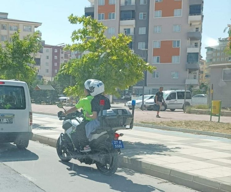 Geç kalan öğrenciyi polis sınava yetiştirdi