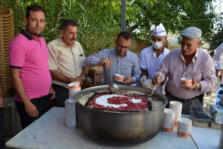 Kaymakam Çağlar, aşure dağıttı 