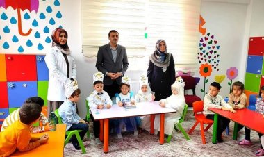 Minik öğrencilere taç giyme merasimi