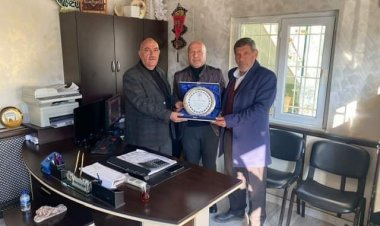 Aslan ve Kök'ten Hayırsever İşadamı Yakar'a Plaket 