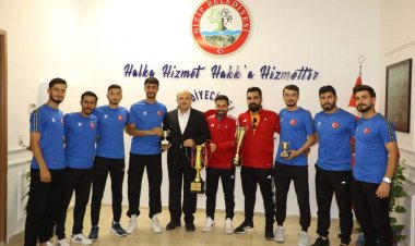 Şampiyon sporculardan Başkan Sarı’ya ziyaret 