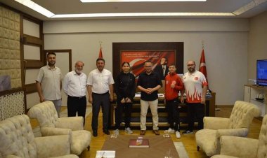 Dünya derecesi alan sporcular Kaymakam Çağlar'ı ziyaret etti