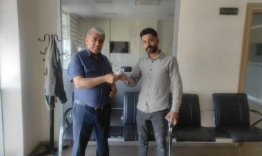 Kaymakamlık personeli yolda bulduğu parayı sahibine teslim etti