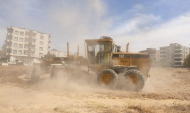 Nizip Belediyesi yabani ot temizliği devam ediyor