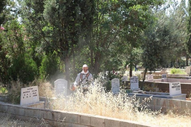 Belediye ekipleri, mezarlıkların temiz kalması için çalışıyor