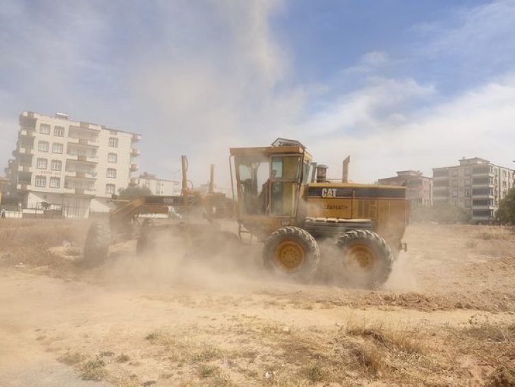 Nizip Belediyesi yabani ot temizliği devam ediyor