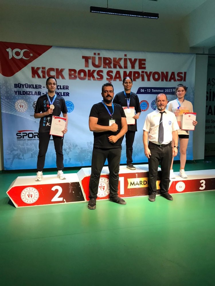 Kick Boks şampiyonasında Türkiye Birincisi Oldu