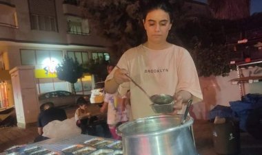 Gönüllerin muhtarı aşure dağıttı