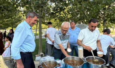 CHP'li Alkurt'tan 'Muharrem' etkinliği! Vatandaşlara aşure dağıttı