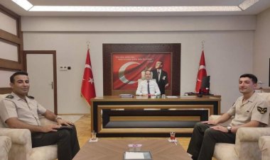 Nizip Askerlik Şubesi Başkanı Per. Ütgm. Bakır Demir Nizip Kaymakamı Osman Uğurlu’ya hayırlı olsun ziyaretinde bulundu.