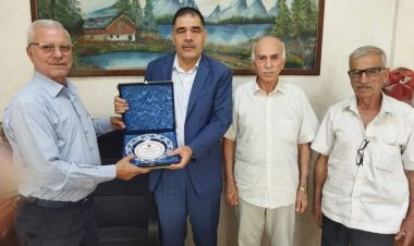Hayırsever işadamına plaket