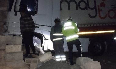 Freni boşalan tır evin içine girdi