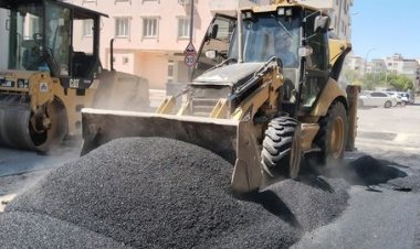 Belediye ekipleri bozulan yolları asfaltla yeniliyor