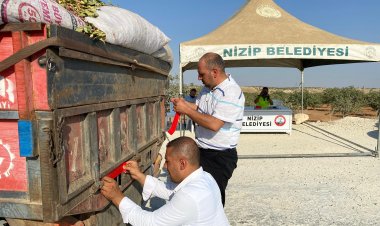 Nizip Belediyesi traktör kazalarının önüne geçmek için reflektör dağıttı