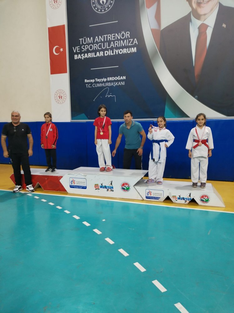 Nizip Sporcuları Mersin’deki Karate Şampiyonasında Gövde Gösterisi Yaptı