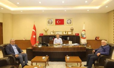 Nizip’li Emekli Emniyet Müdürü ve Şair Latif Öğüt, Belediye Başkanı Ali Doğan’ı Ziyaret Etti