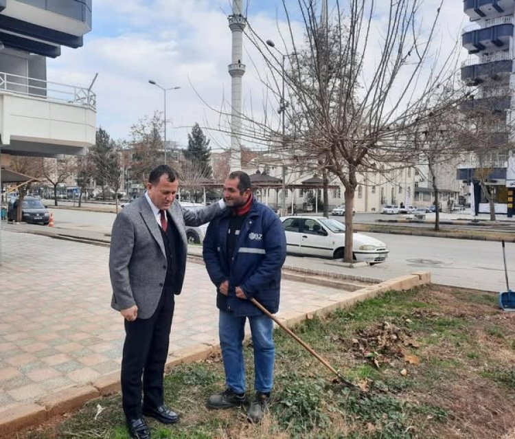 Doğan, sahadaki personelleriyle bir arada