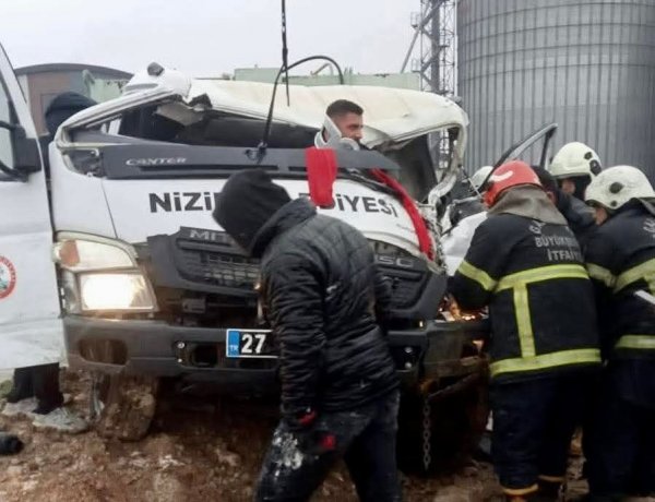 D400 Karayolu Sekili Kavşağı’nda Zincirleme Trafik Kazası: Belediye Kamyonunun da Karıştığı Kazada 1 Kişi Yaralandı