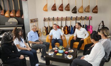 Başkan Ali Doğan’dan Barış Müzik Evi’ne Ziyaret: Türkülerle Dolu Keyifli Buluşma