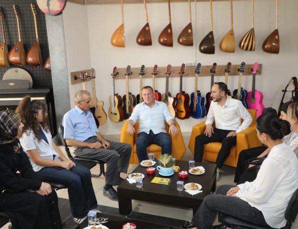 Başkan Ali Doğan’dan Barış Müzik Evi’ne Ziyaret: Türkülerle Dolu Keyifli Buluşma