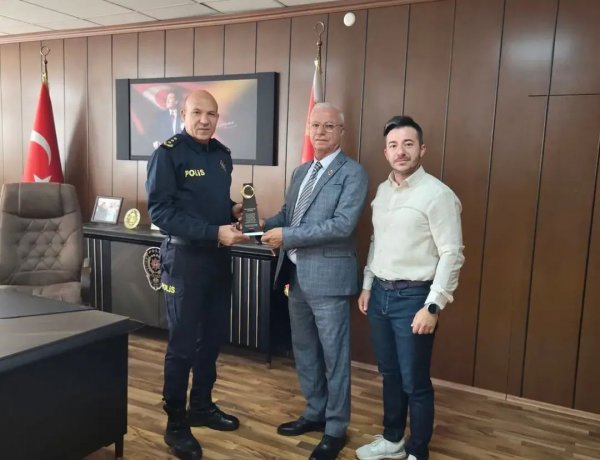 MUHTARLAR DERNEĞİ’NDEN EMNİYET MÜDÜRÜ FAZLIM DEMİR’E PLAKET