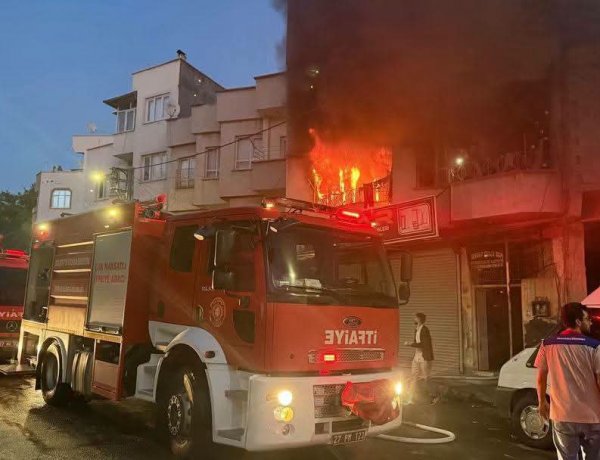İSTİKLAL MAHALLESİ’NDE EV YANGINI: 1 KİŞİ YARALANDI