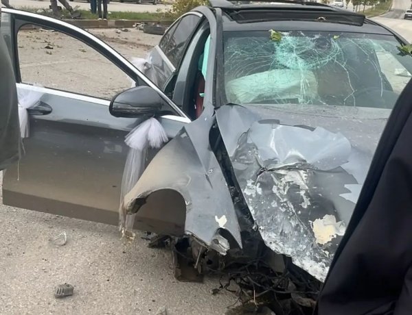 NİZİP 35 METRE YOL’DA KORKUTAN KAZA: OTOMOBİL ORTA REFÜJDEKİ ELEKTRİK DİREĞİNE ÇARPTI