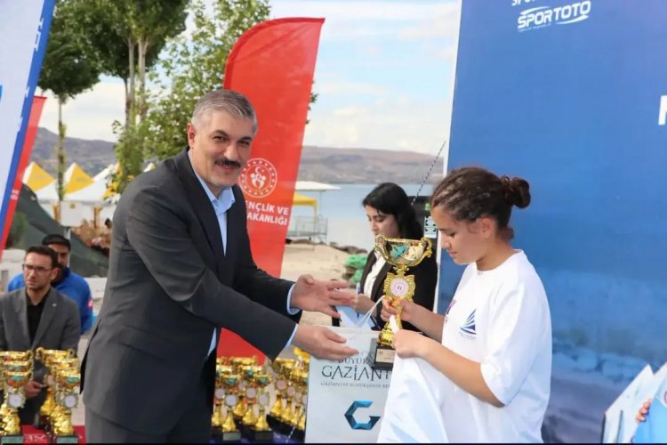 ⛵ NİZİP’TE YELKEN HEYECANI ÖDÜL TÖRENİYLE SONA ERDİ