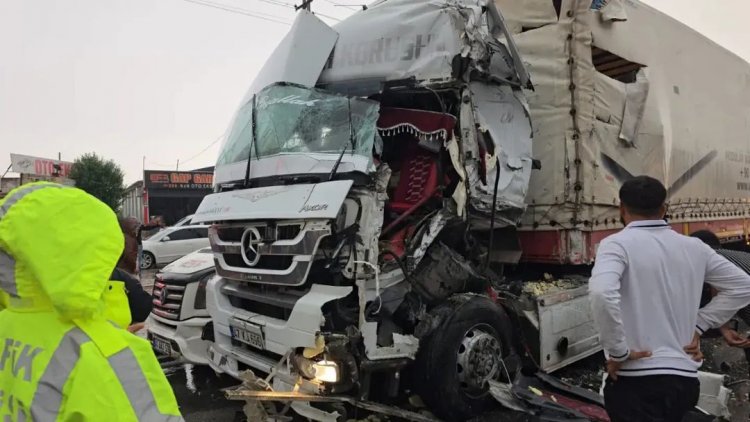 NİZİP’TE 3 ARACIN KARIŞTIĞI ZİNCİRLEME KAZA: 2 YARALI