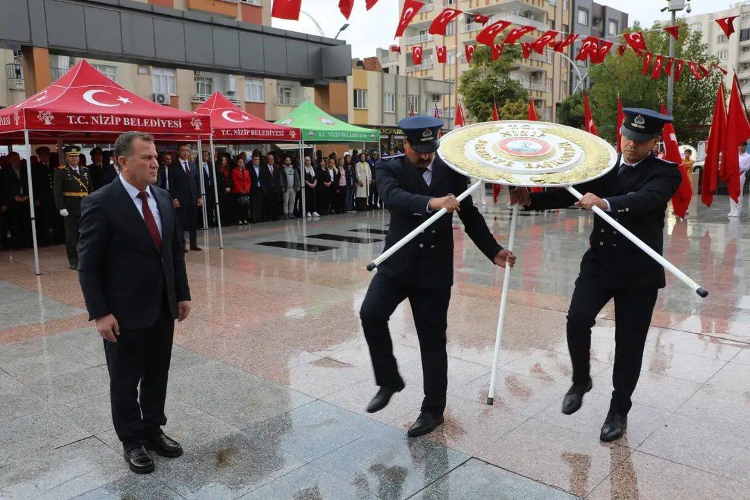 NİZİP’TE 29 EKİM CUMHURİYET BAYRAMI KUTLAMALARI ÇELENK TÖRENİYLE BAŞLADI
