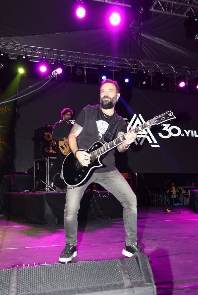 NİZİP’TE ZEYTİN FESTİVALİ’NDE GRUP AYNA RÜZGÂRI ESTİ! BİNLERCE KİŞİ TEK SES OLDU