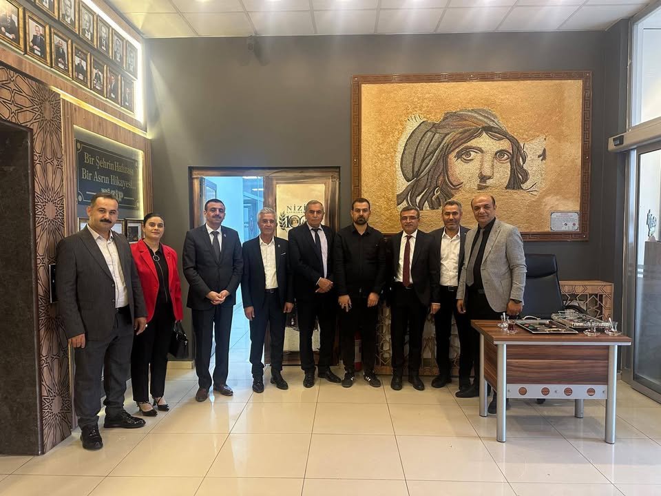 MUSTAFA ESMARAY’A, NİZİP’İN 100. YILINA ÖZEL PROJELERE KATKILARINDAN DOLAYI PLAKET TAKDİM EDİLDİ