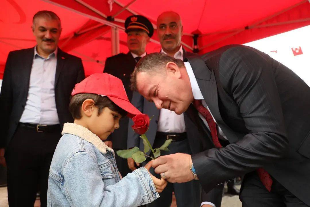 NİZİP’TE 29 EKİM CUMHURİYET BAYRAMI KUTLAMALARI ÇELENK TÖRENİYLE BAŞLADI