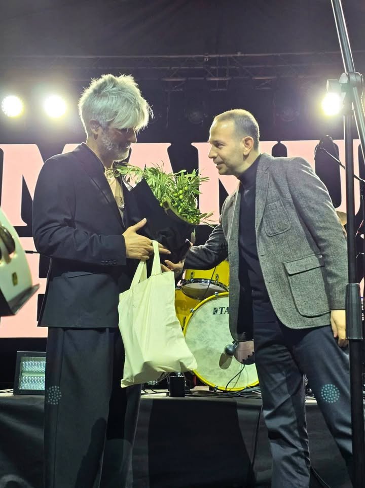 NİZİP ZEYTİN FESTİVALİ’NDE MANUŞ BABA RÜZGÂRI ESTİ! KONSER ALANINDA COŞKU DORUĞA ULAŞTI