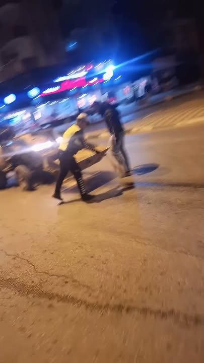 NİZİP’TE TRAFİK POLİSİNDEN ÖRNEK DAVRANIŞ: KAZA RİSKİNE KARŞI YOLA KUM DÖKTÜ