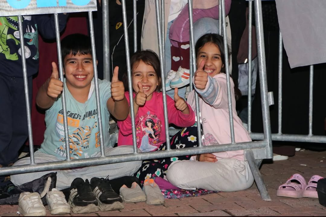 NİZİP’TE ZEYTİN FESTİVALİ’NDE GRUP AYNA RÜZGÂRI ESTİ! BİNLERCE KİŞİ TEK SES OLDU