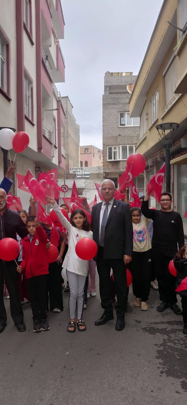 NİZİP’TE CUMHURİYET BAYRAMI SEVİNCİ ÇOCUKLARIN YÜZÜNÜ GÜLDÜRDÜ