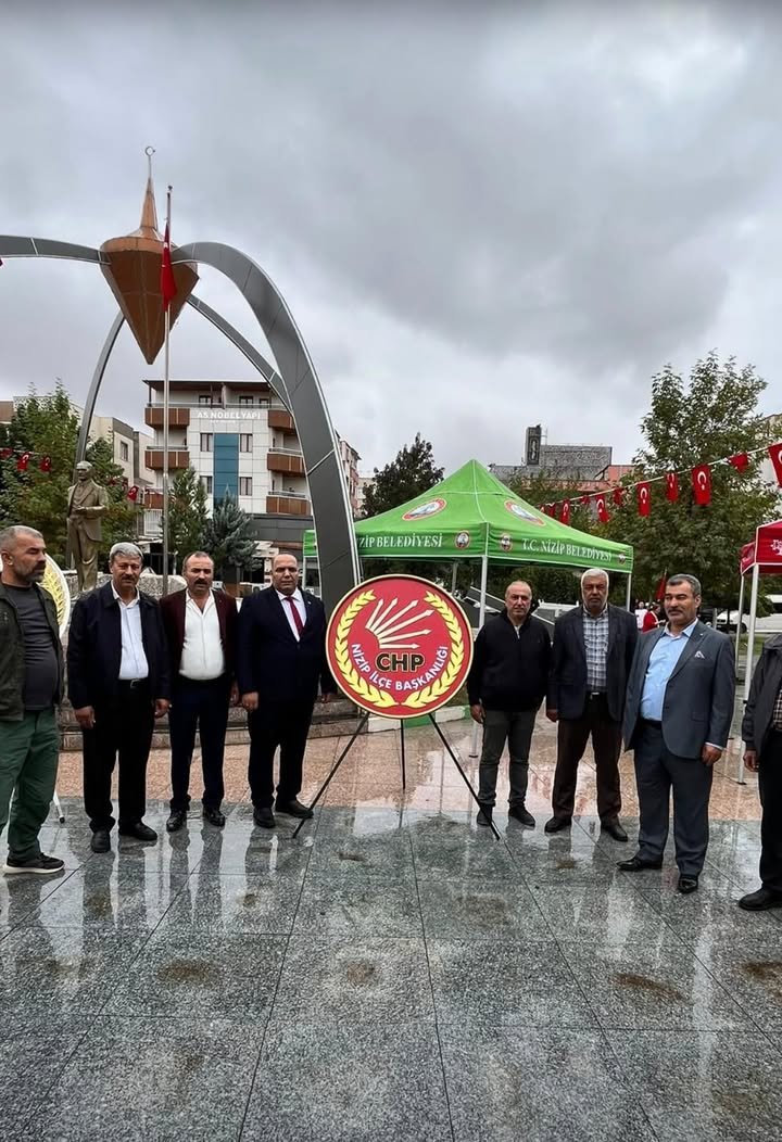 CHP NİZİP İLÇE BAŞKANI MUSTAFA ŞAHİN, ATATÜRK ANITI’NA ÇELENK SUNDU