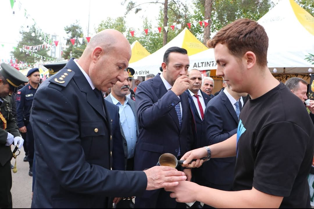 NİZİP ZEYTİN FESTİVALİ’NDE STANTLAR PROTOKOL TARAFINDAN GEZİLDİ