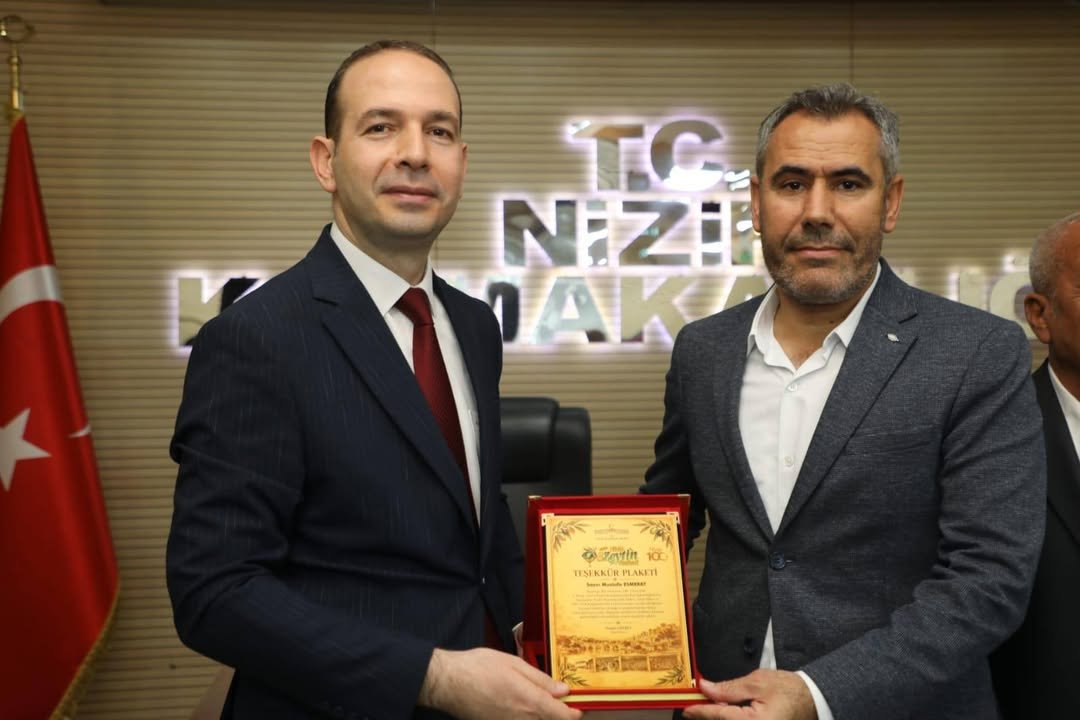 MUSTAFA ESMARAY’A, NİZİP’İN 100. YILINA ÖZEL PROJELERE KATKILARINDAN DOLAYI PLAKET TAKDİM EDİLDİ