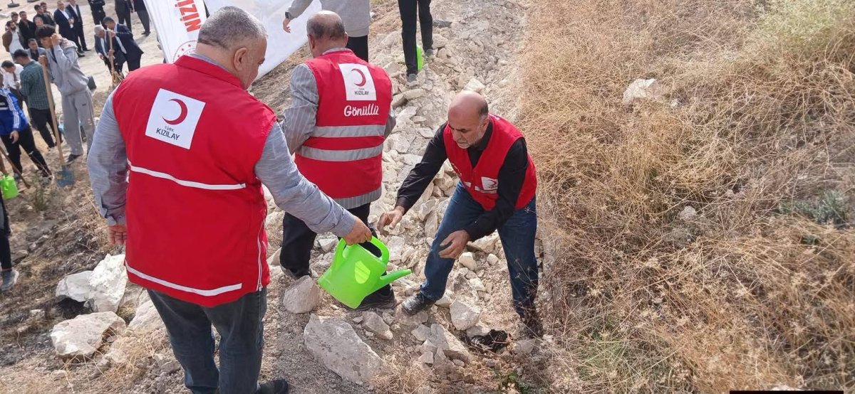 NİZİP KIZILAY ŞUBESİ’NDEN AĞAÇ DİKME KAMPANYASINA ANLAMLI DESTEK