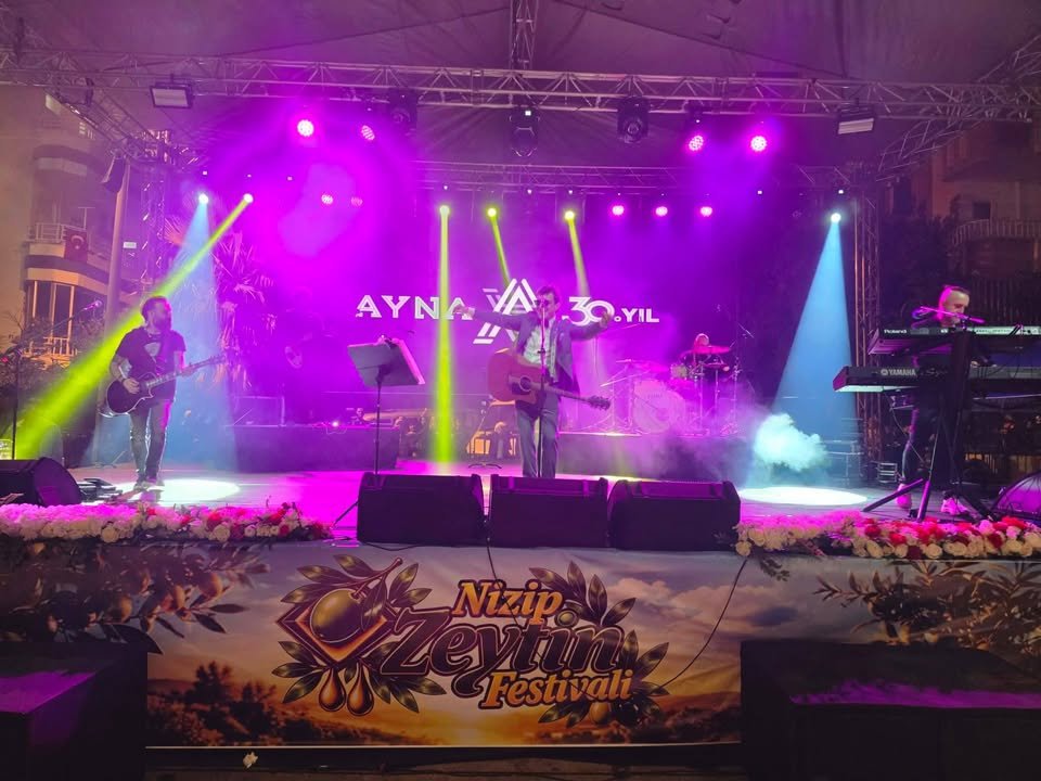 NİZİP’TE ZEYTİN FESTİVALİ’NDE GRUP AYNA RÜZGÂRI ESTİ! BİNLERCE KİŞİ TEK SES OLDU