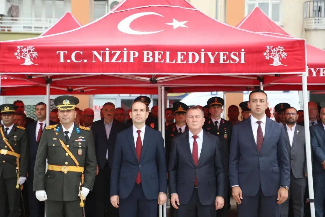 NİZİP’TE 29 EKİM CUMHURİYET BAYRAMI KUTLAMALARI ÇELENK TÖRENİYLE BAŞLADI