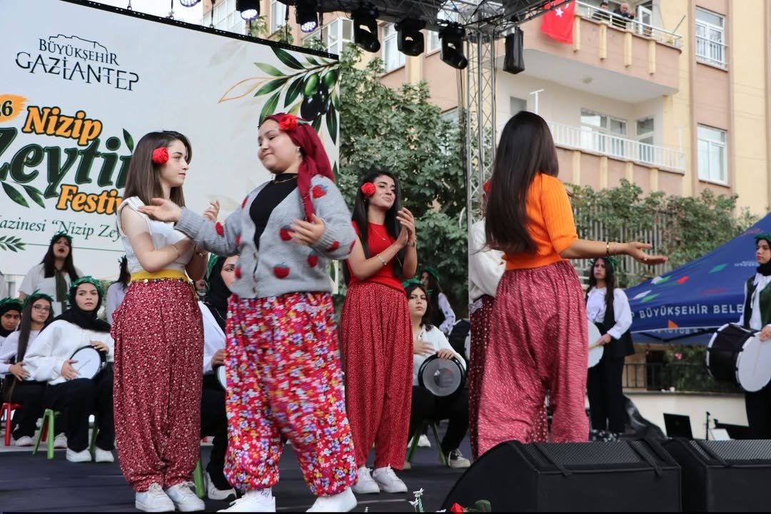 NİZİP ZEYTİN FESTİVALİ COŞKULU TÖRENLE AÇILDI: PROTOKOLDEN YOĞUN KATILIM!