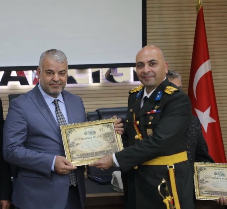 DR. BEKİR ŞEN’E, NİZİP’İN 100. YILINA KATKILARINDAN DOLAYI TEŞEKKÜR PLAKETİ