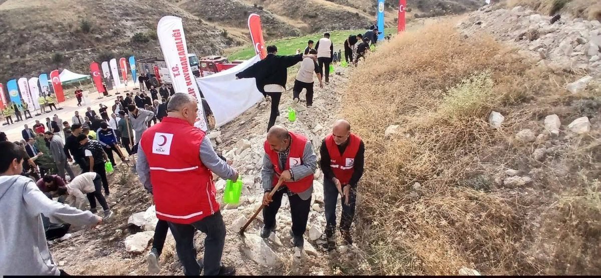 NİZİP KIZILAY ŞUBESİ’NDEN AĞAÇ DİKME KAMPANYASINA ANLAMLI DESTEK