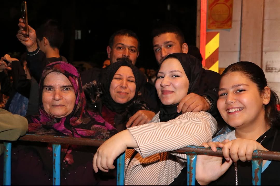 NİZİP’TE ZEYTİN FESTİVALİ’NDE GRUP AYNA RÜZGÂRI ESTİ! BİNLERCE KİŞİ TEK SES OLDU
