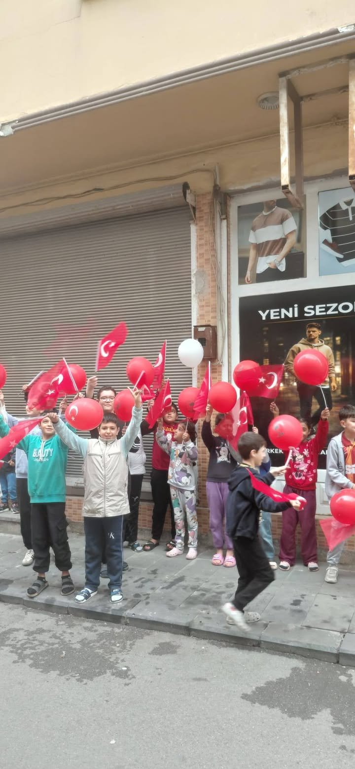 NİZİP’TE CUMHURİYET BAYRAMI SEVİNCİ ÇOCUKLARIN YÜZÜNÜ GÜLDÜRDÜ