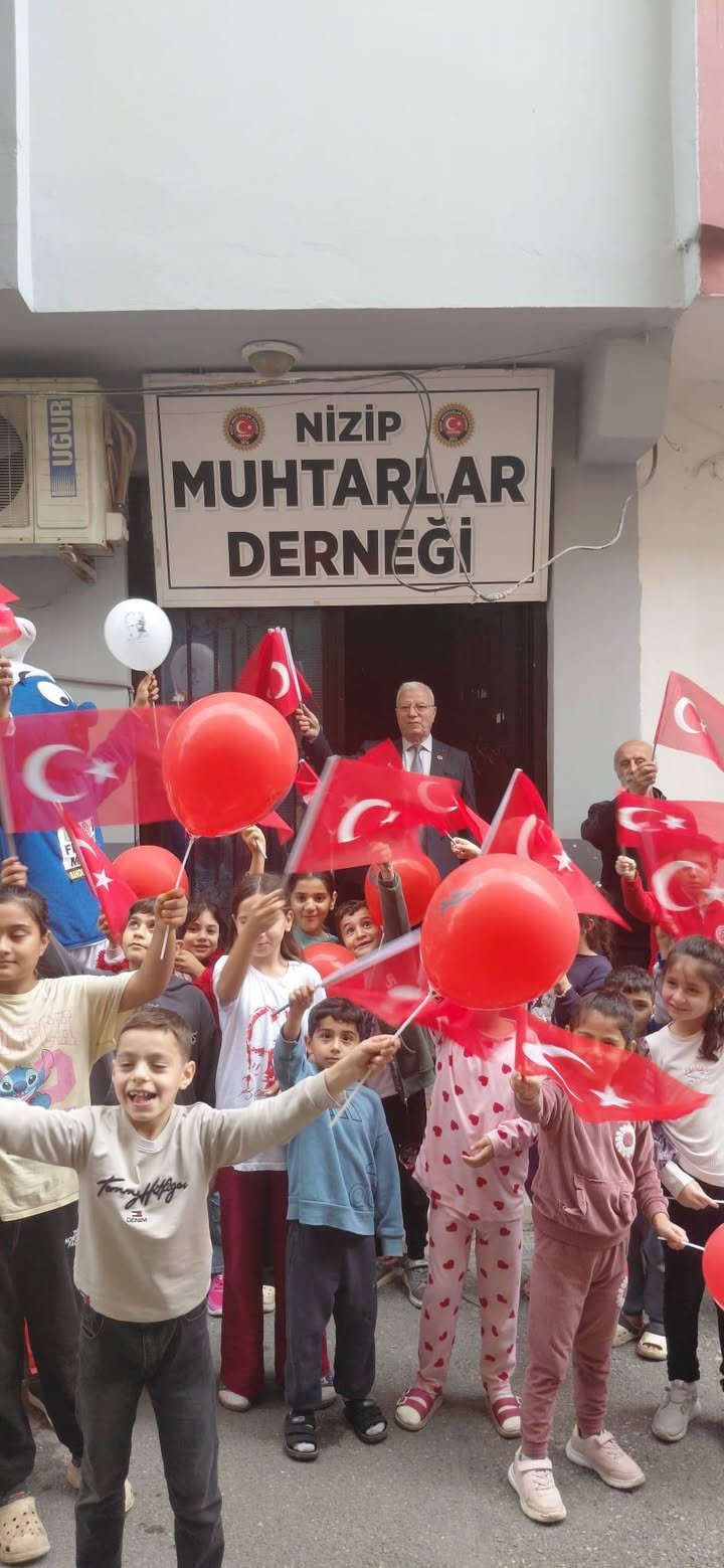 NİZİP’TE CUMHURİYET BAYRAMI SEVİNCİ ÇOCUKLARIN YÜZÜNÜ GÜLDÜRDÜ